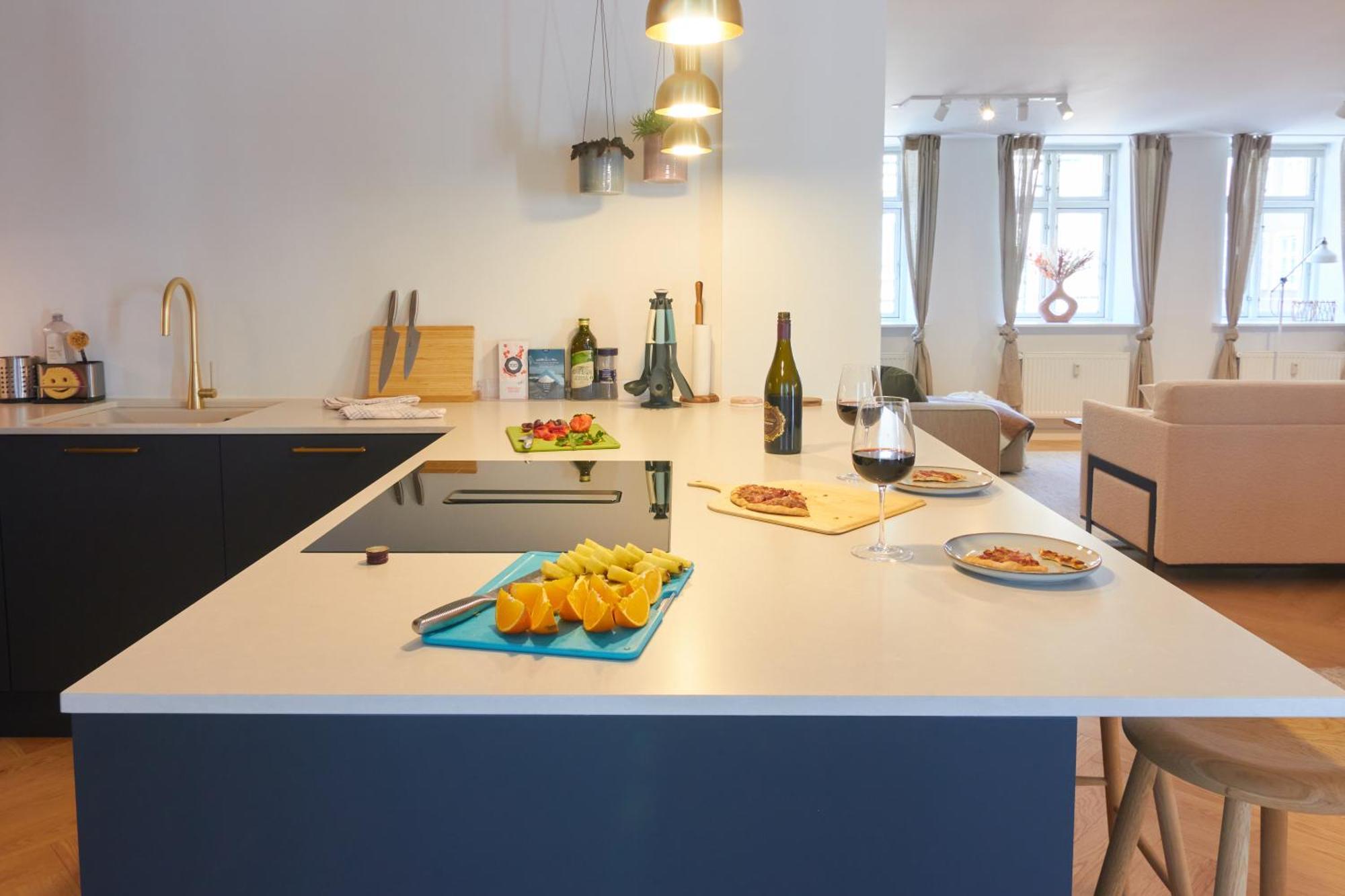 Apartment Designer 2 Bedroom With Private Balcony *